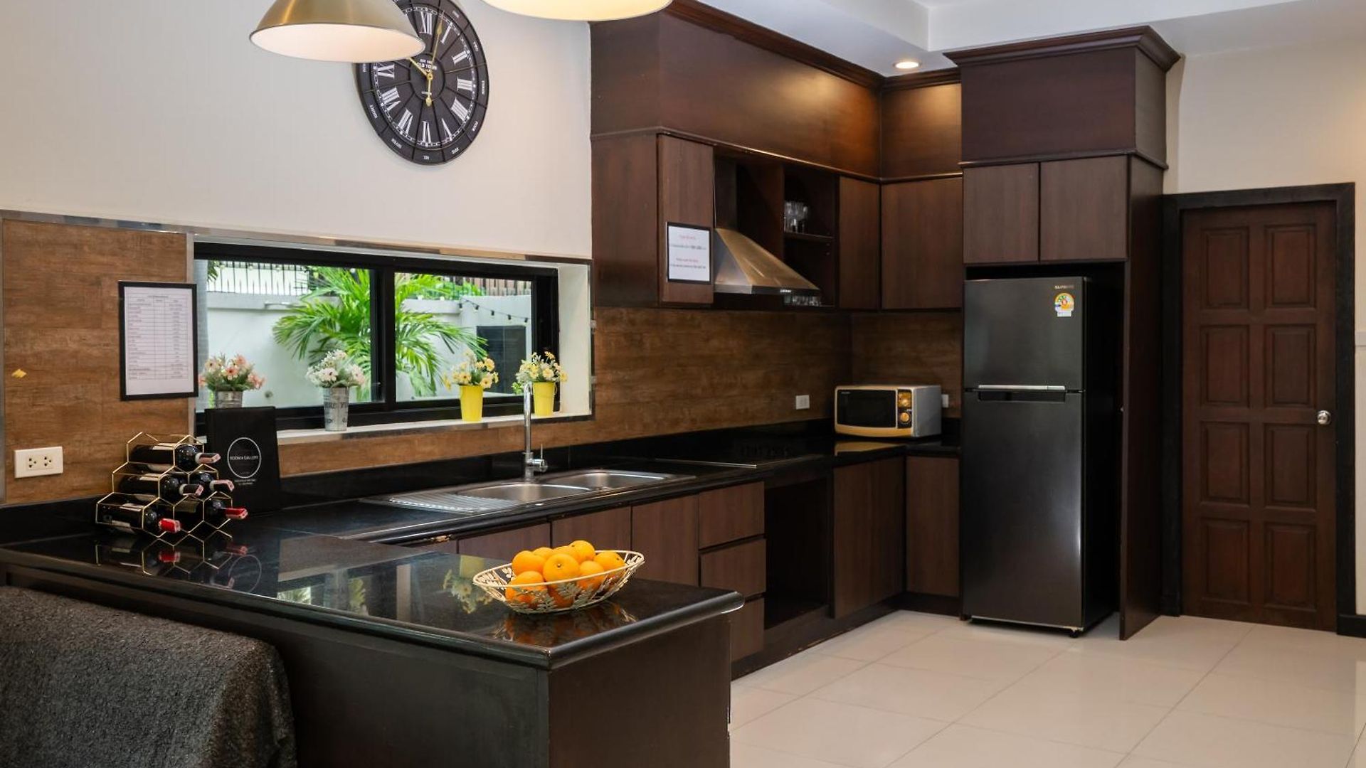 Luxury Pool 4 Bedroom 900m 1.5 Km Downtown Pattaya