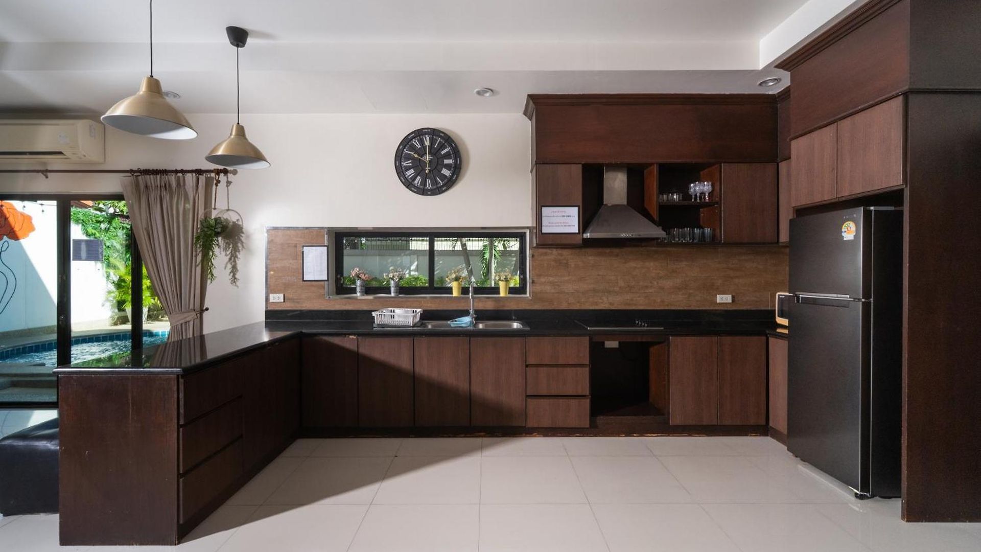 Luxury Pool 4 Bedroom 900m 1.5 Km Downtown Villa *