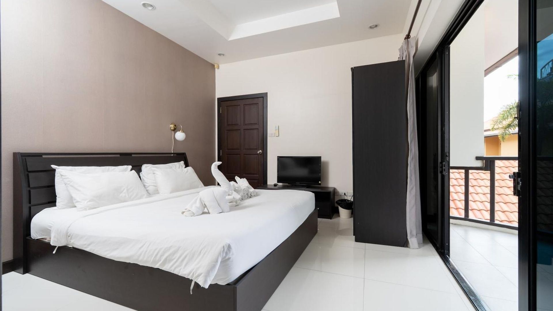 Villa Luxury Pool 4 Bedroom 900m 1.5 Km Downtown *