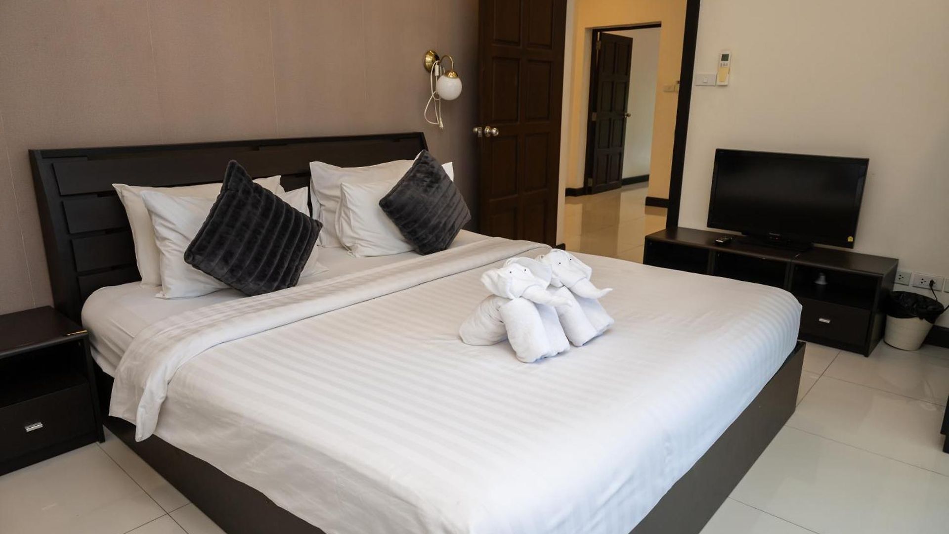 Luxury Pool 4 Bedroom 900m 1.5 Km Downtown