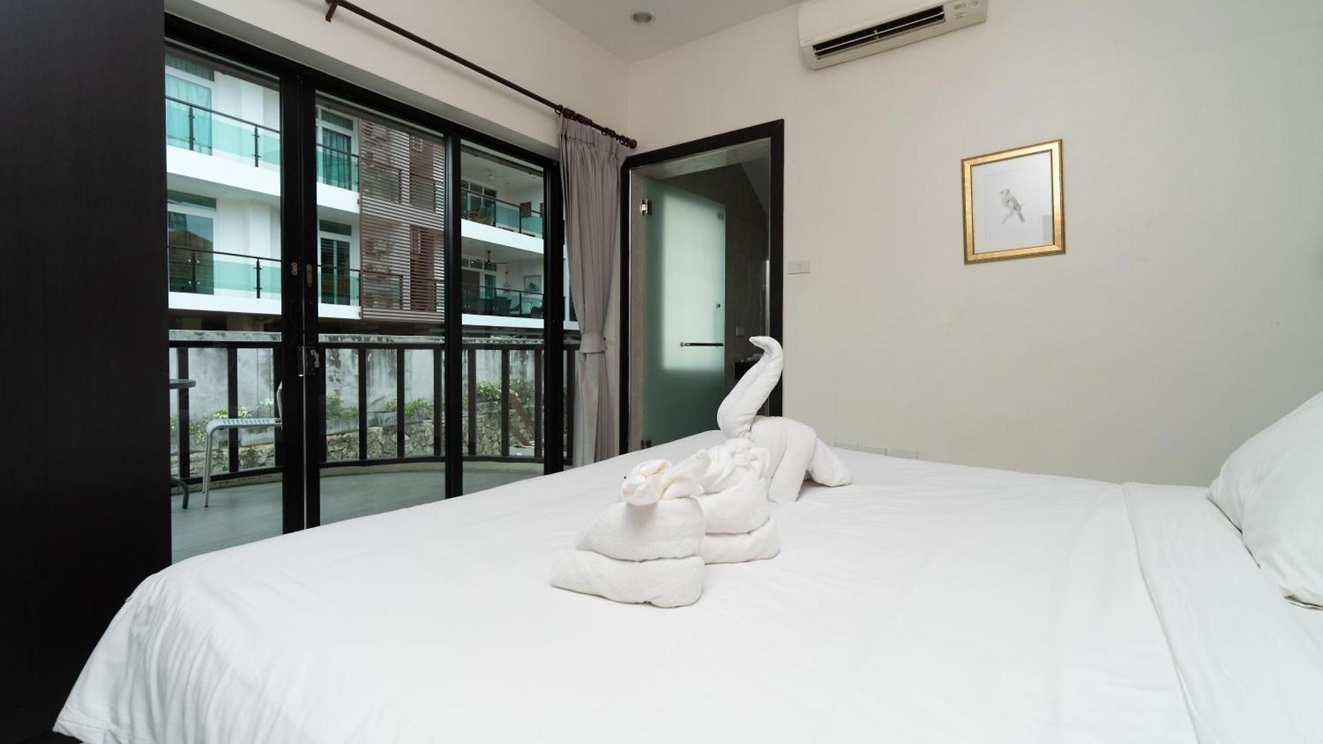 Luxury Pool 4 Bedroom 900m 1.5 Km Downtown Villa Pattaya