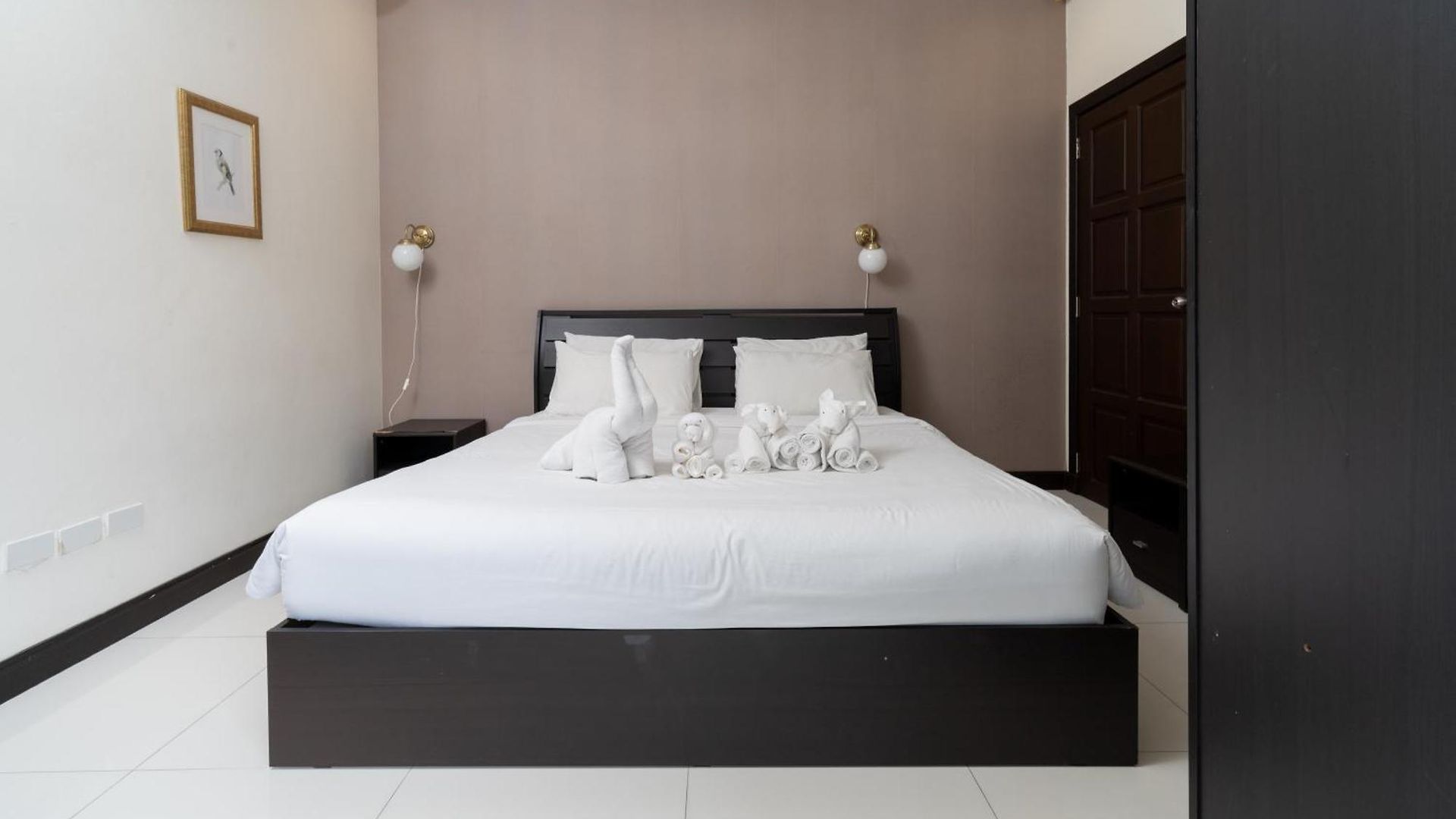 Luxury Pool 4 Bedroom 900m 1.5 Km Downtown