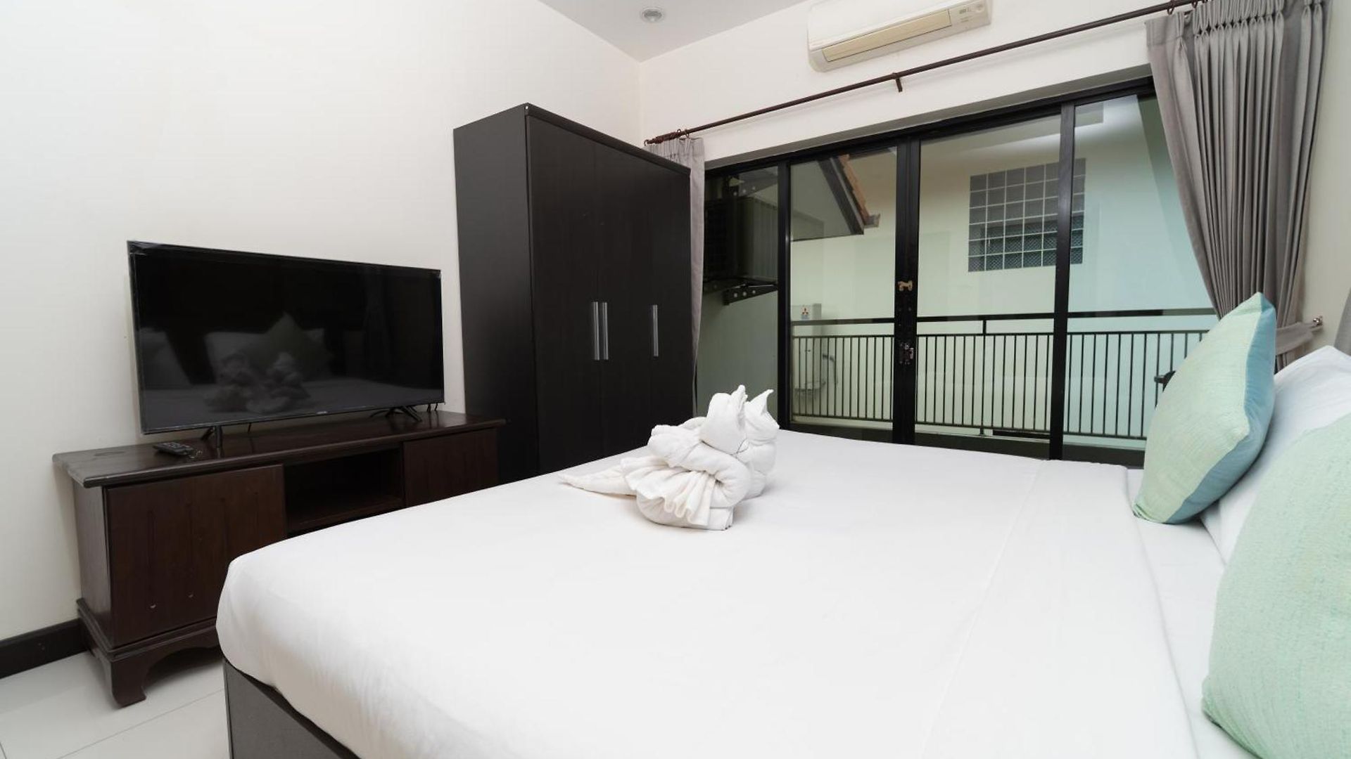 Luxury Pool 4 Bedroom 900m 1.5 Km Downtown *
