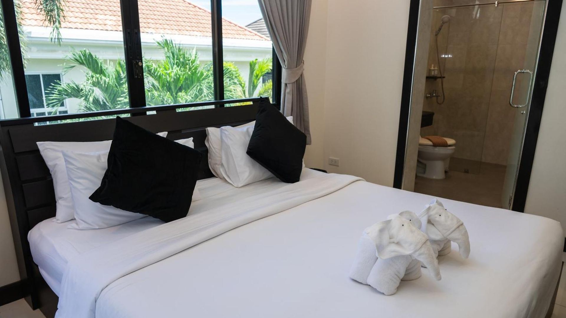 Villa Luxury Pool 4 Bedroom 900m 1.5 Km Downtown *