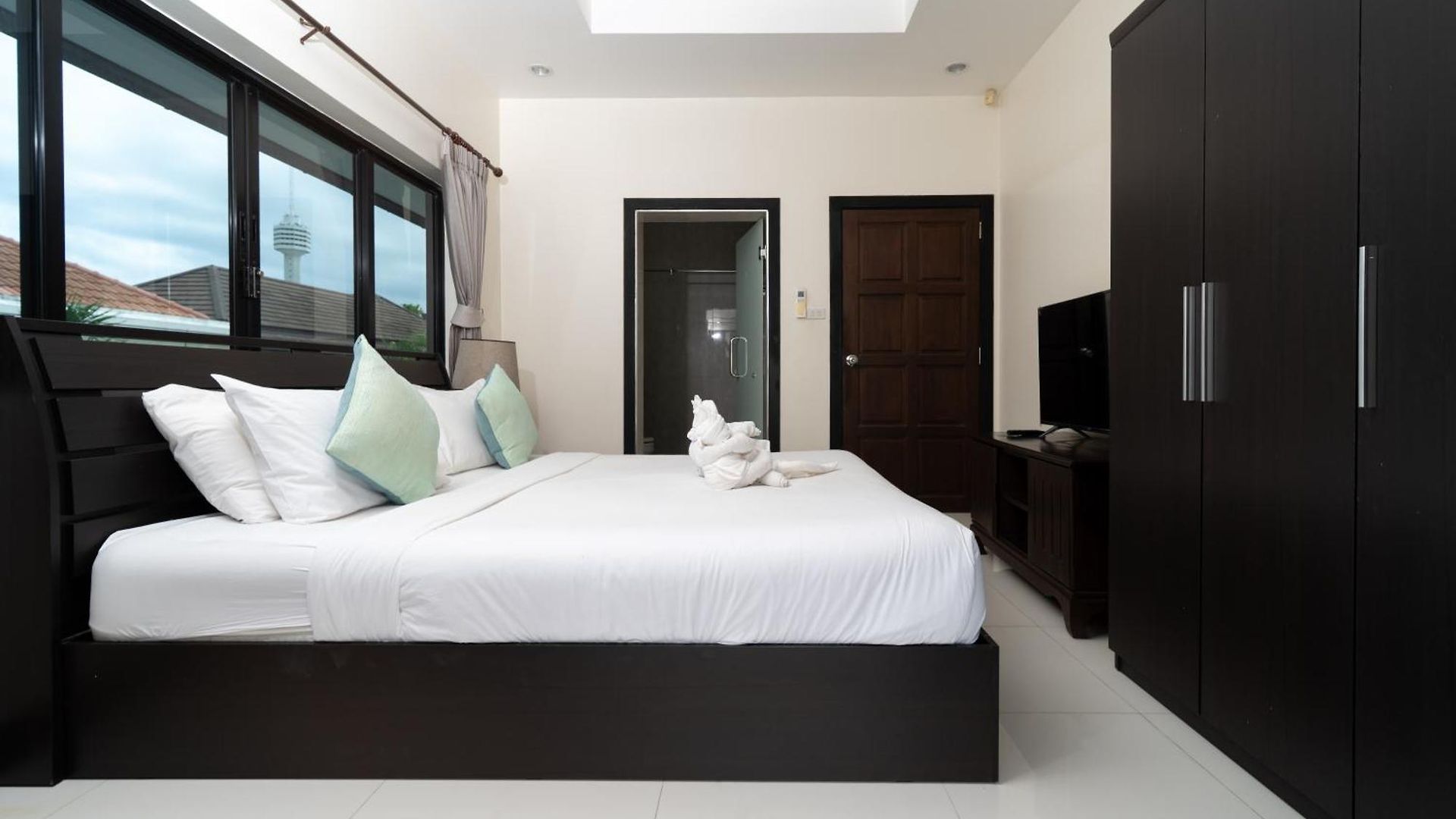 Luxury Pool 4 Bedroom 900m 1.5 Km Downtown Villa *