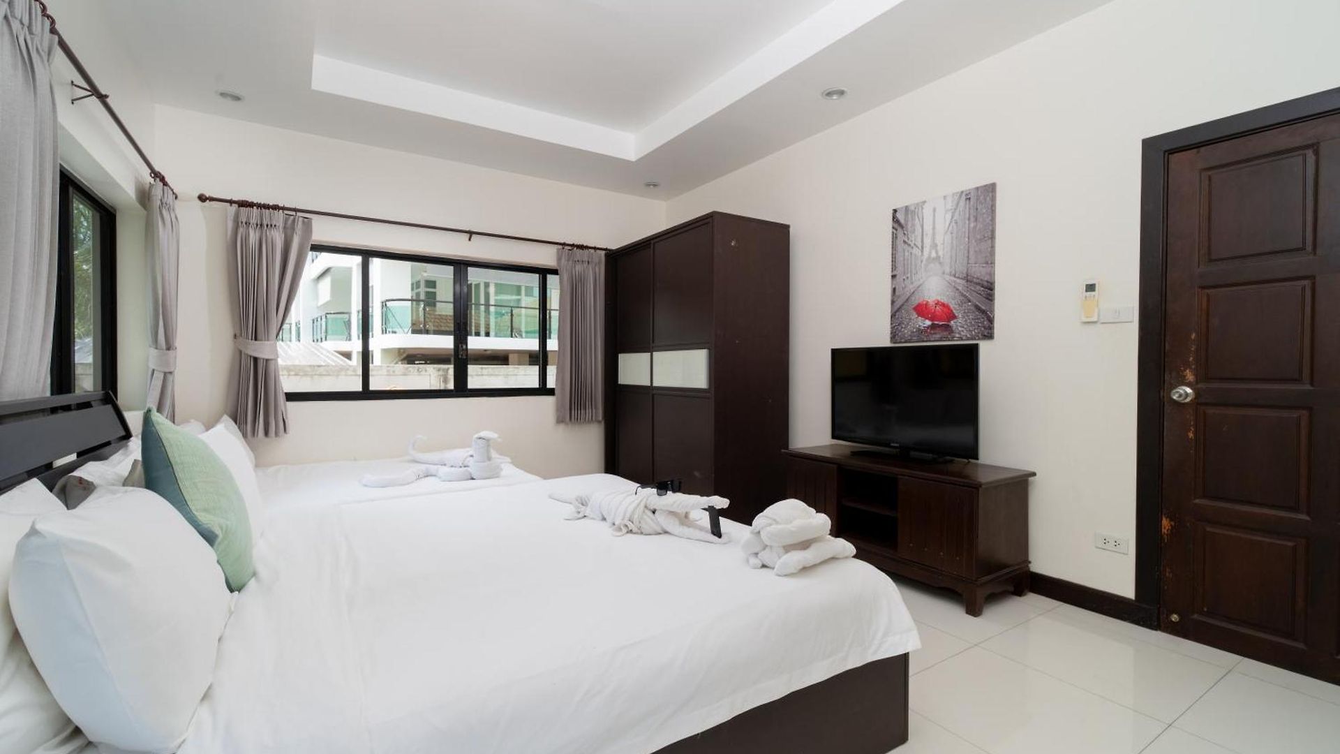 Luxury Pool 4 Bedroom 900m 1.5 Km Downtown
