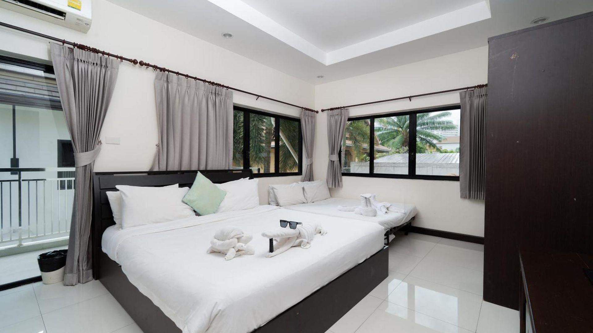 Villa Luxury Pool 4 Bedroom 900m 1.5 Km Downtown *