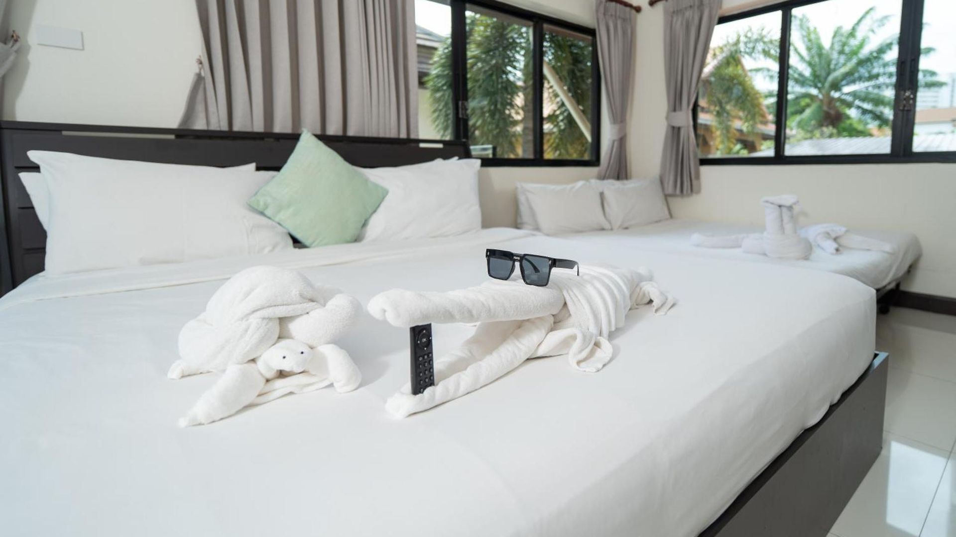 Luxury Pool 4 Bedroom 900m 1.5 Km Downtown Villa Pattaya