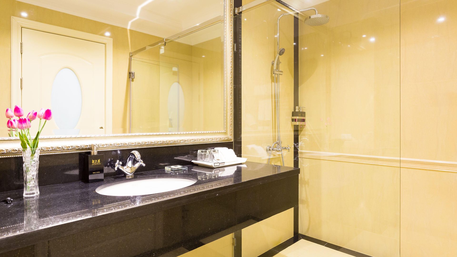 Crystal โรงแรม 5*