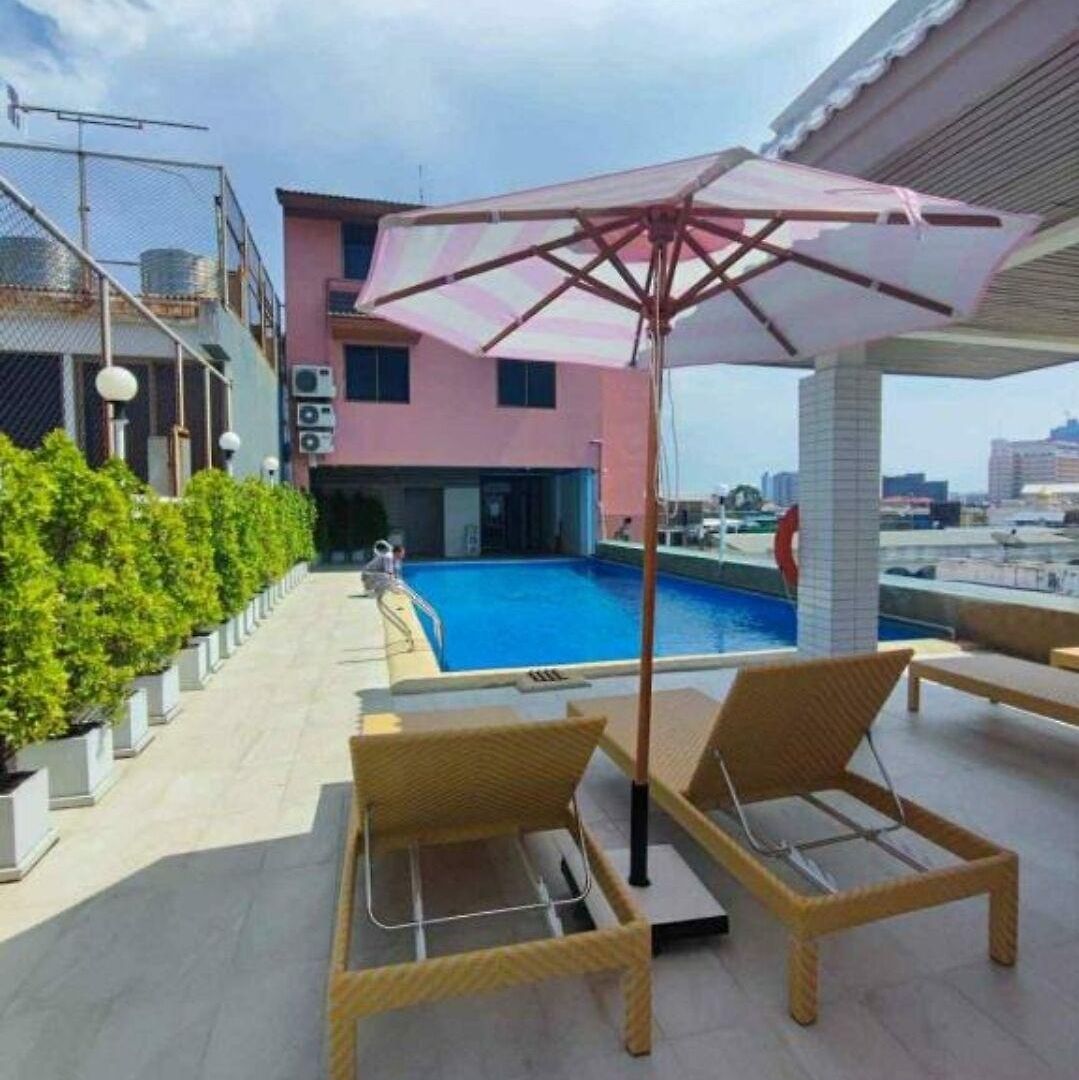House Walking Street