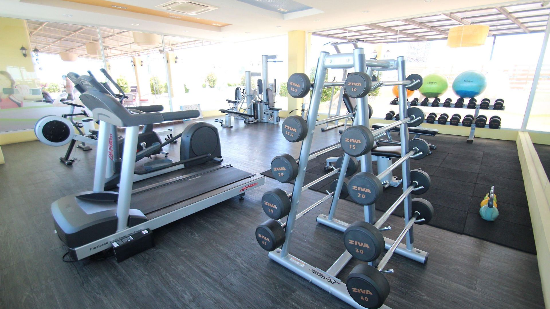 ดิ ไอคอนเพลซ 1 แอท พัทยากลาง โรงแรม 3*