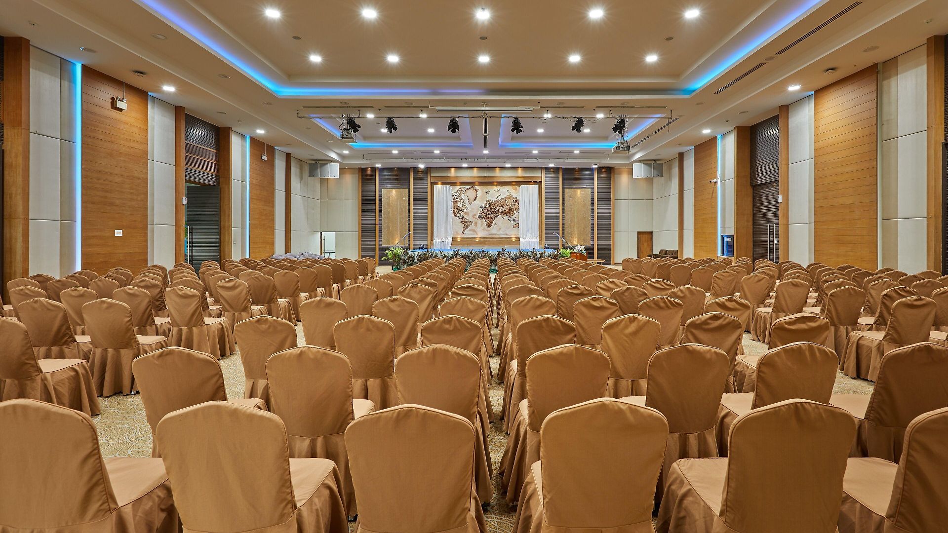 Welcome World Beachfront 4* Pattaya