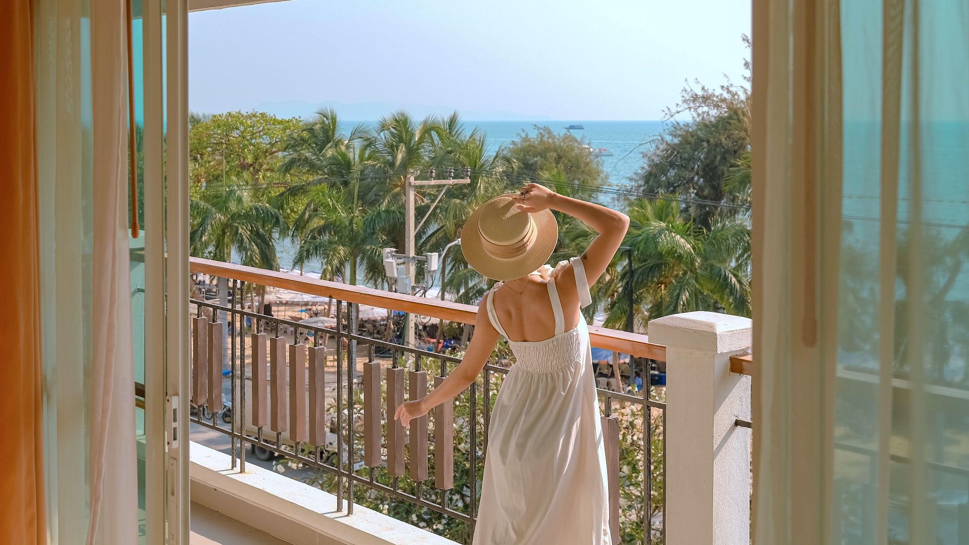 โรงแรม Welcome World Beachfront 4*