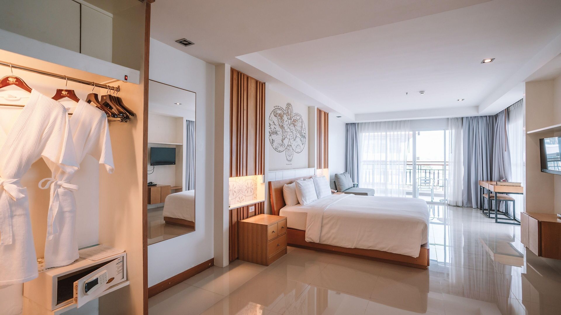 โรงแรม Welcome World Beachfront 4*