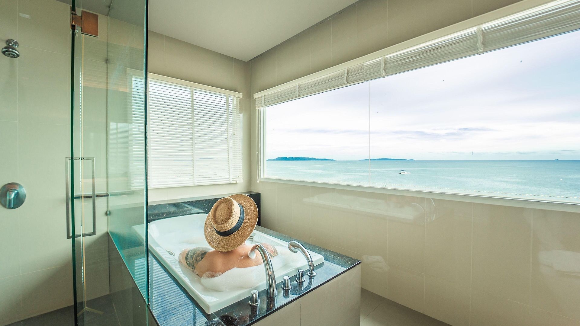 โรงแรม Welcome World Beachfront Pattaya