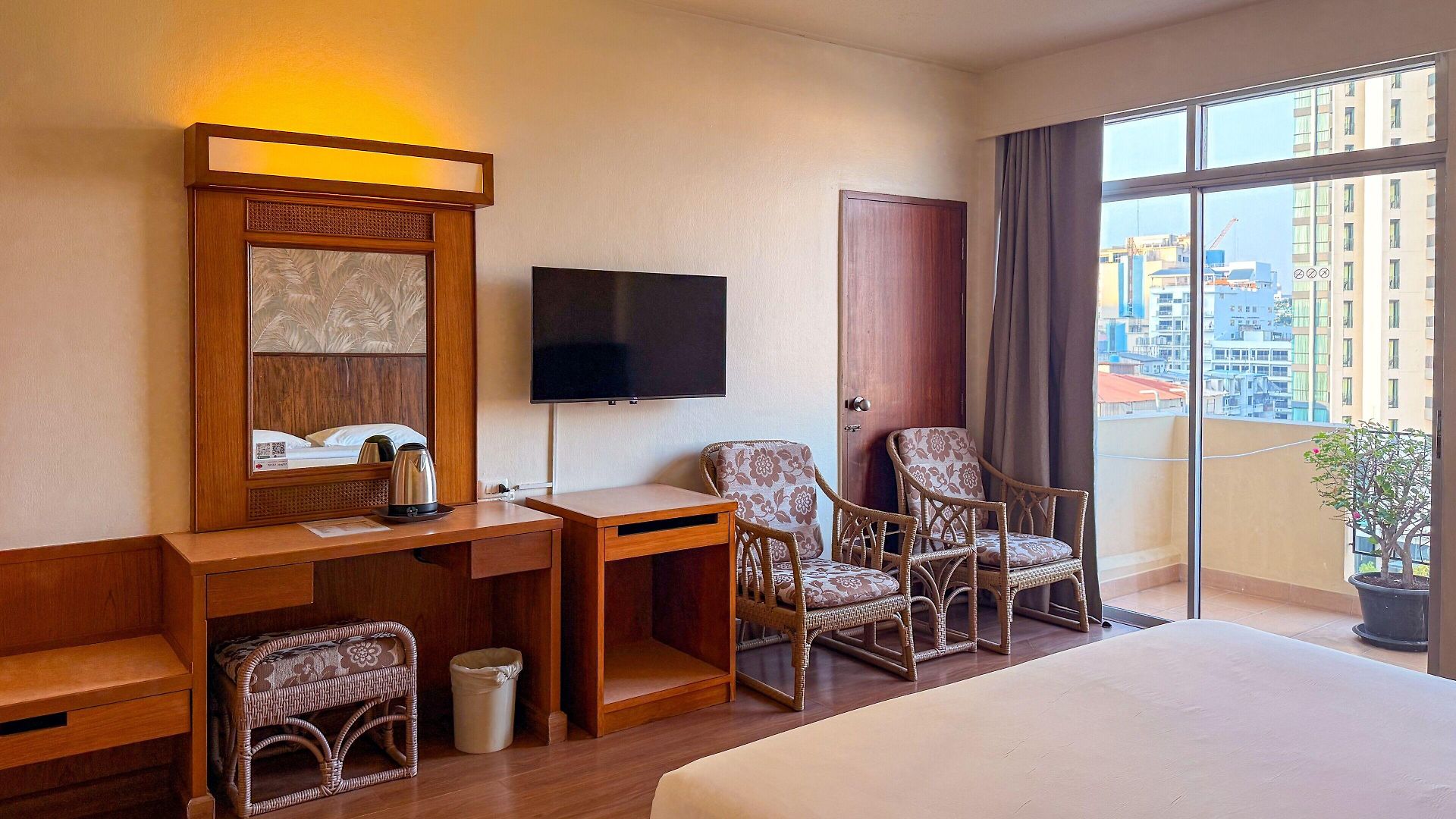 โรงแรม โกลเด้นบีชโฮเทล พัทยา 4*
