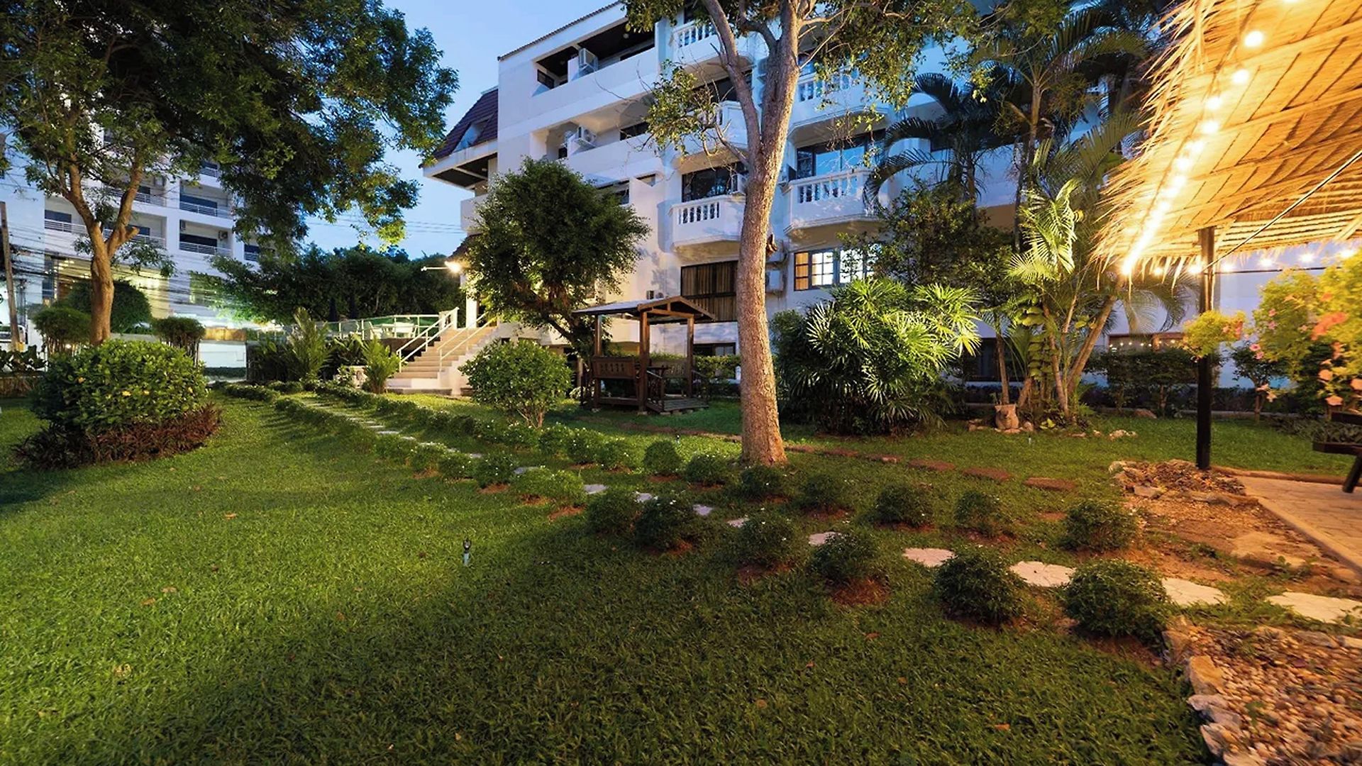 Hillside โรงแรม 3*