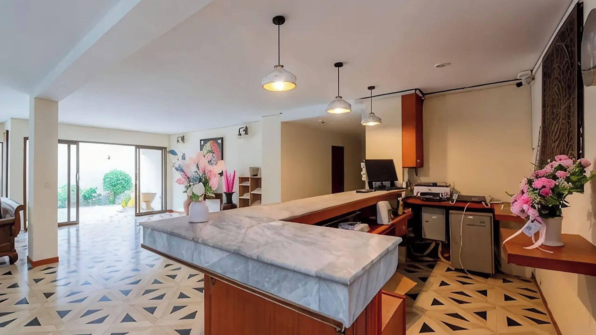 Hillside โรงแรม 3*