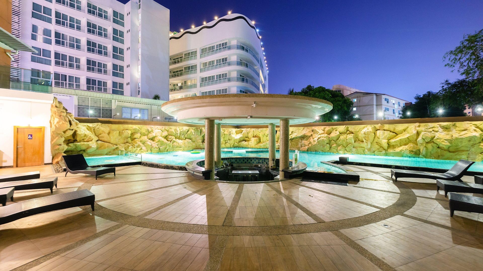 Centara Nova โรงแรม Pattaya