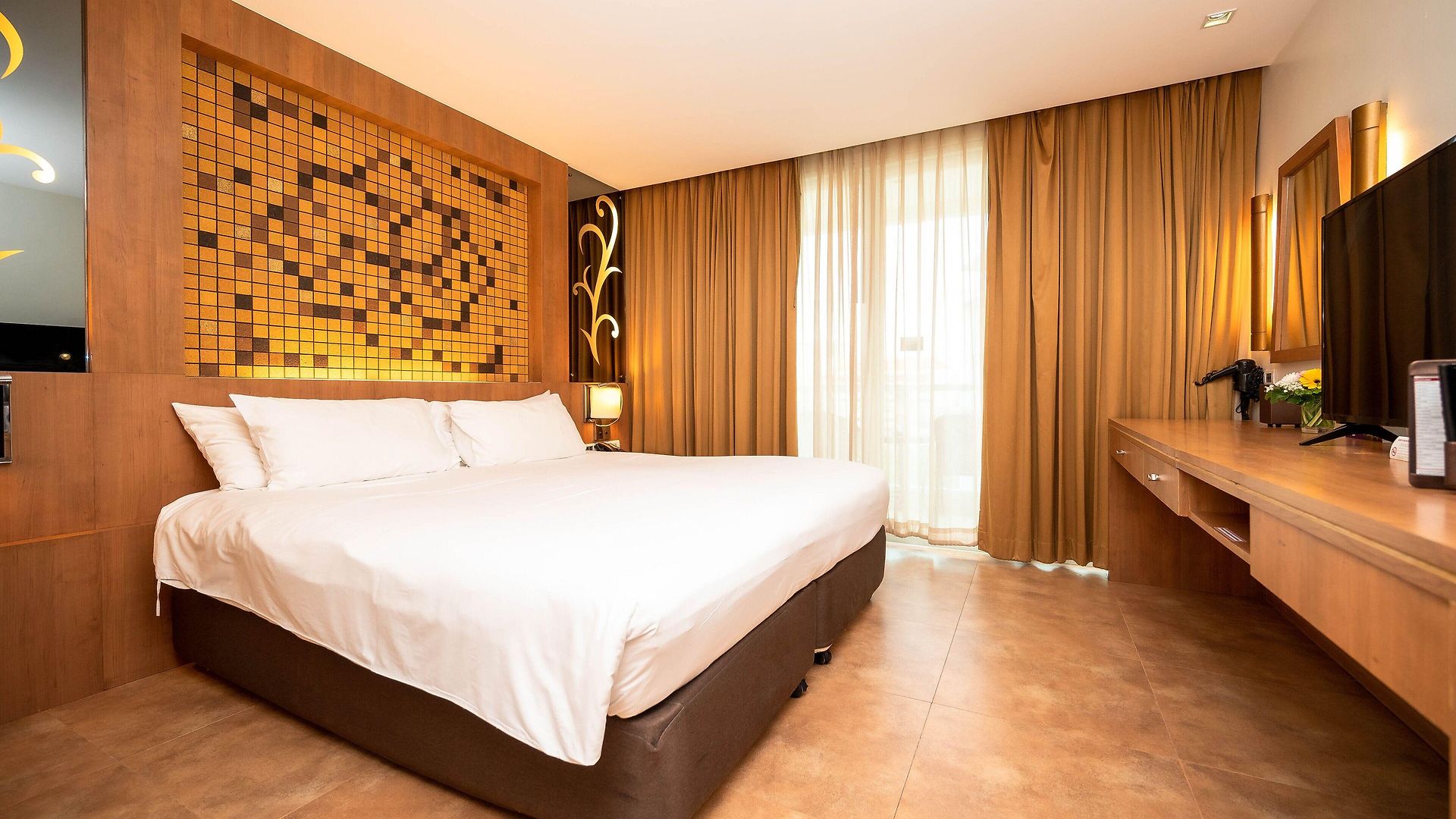 โรงแรม Centara Nova