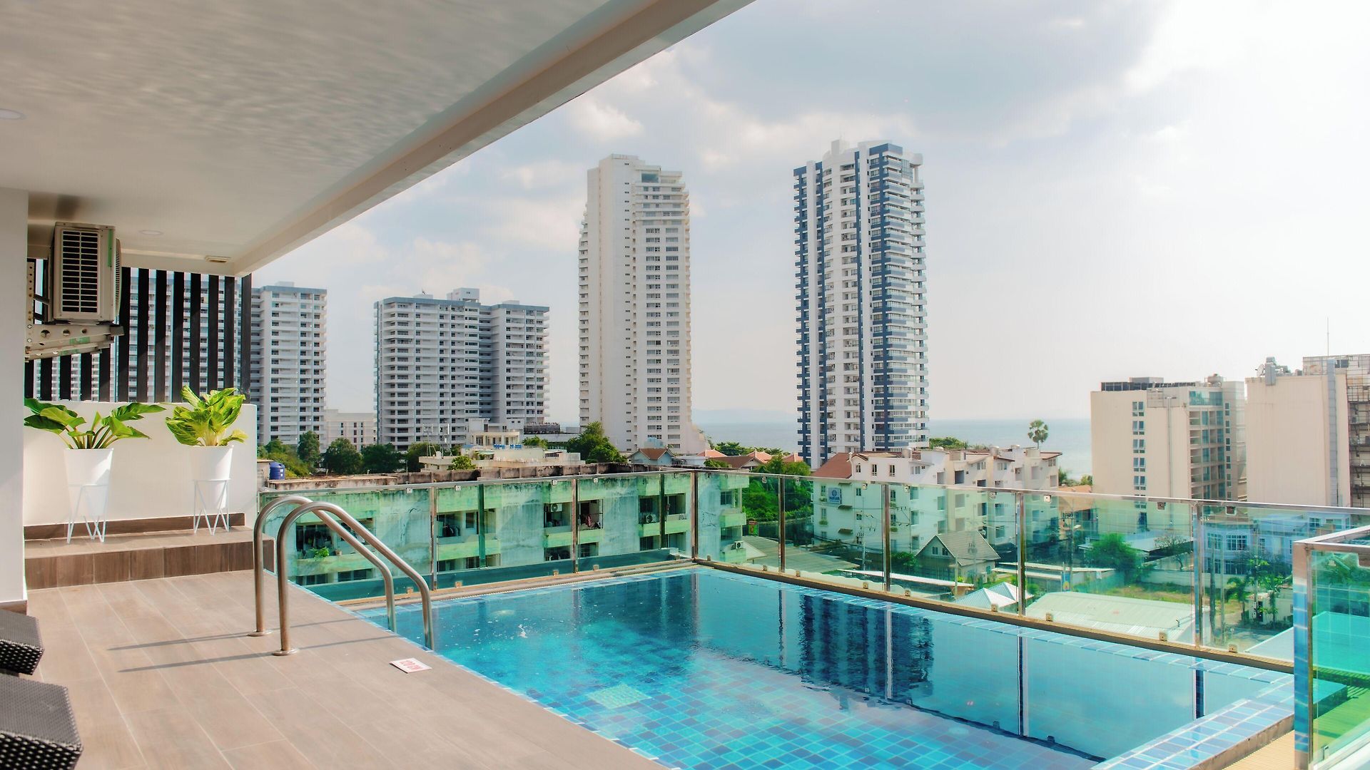 โรงแรม The Rizin Phratamnak 3*