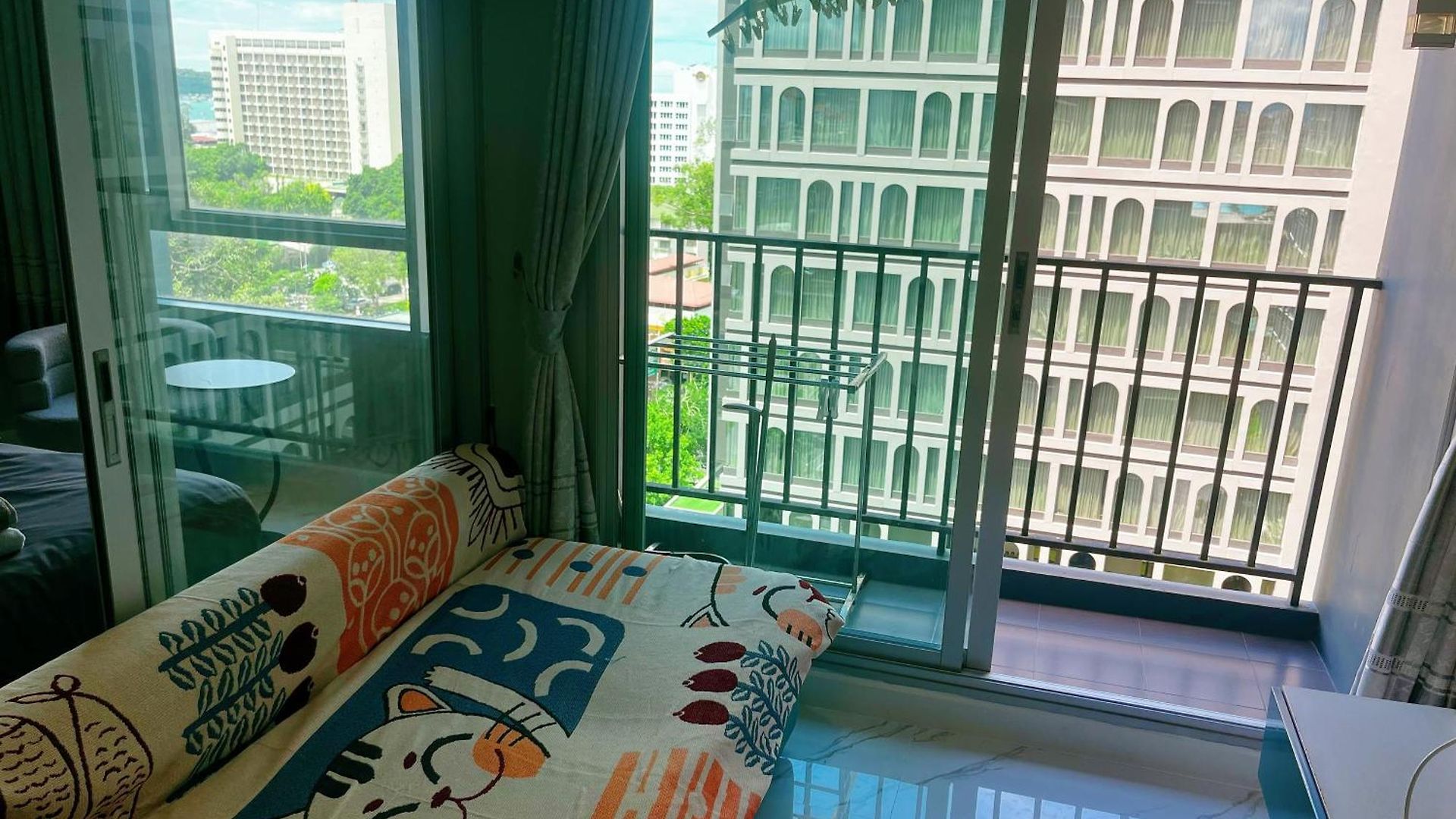 Apartment Centric Sea