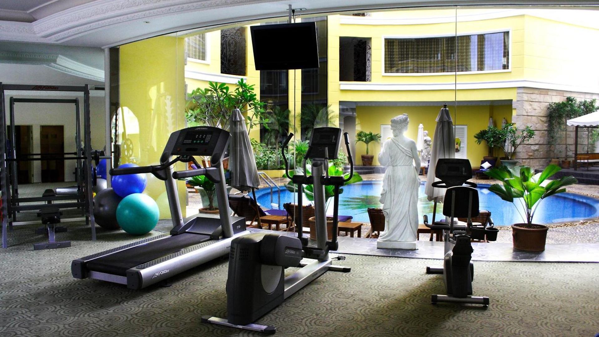 Four Seasons Place โรงแรม 4*