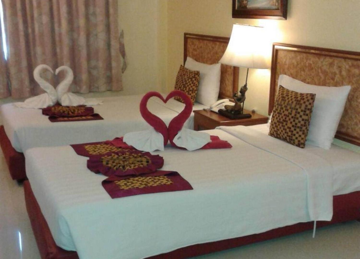โรงแรมคาเมลอท โรงแรม 4*