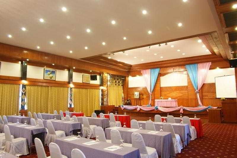 Jomtien Holiday โรงแรม 3*