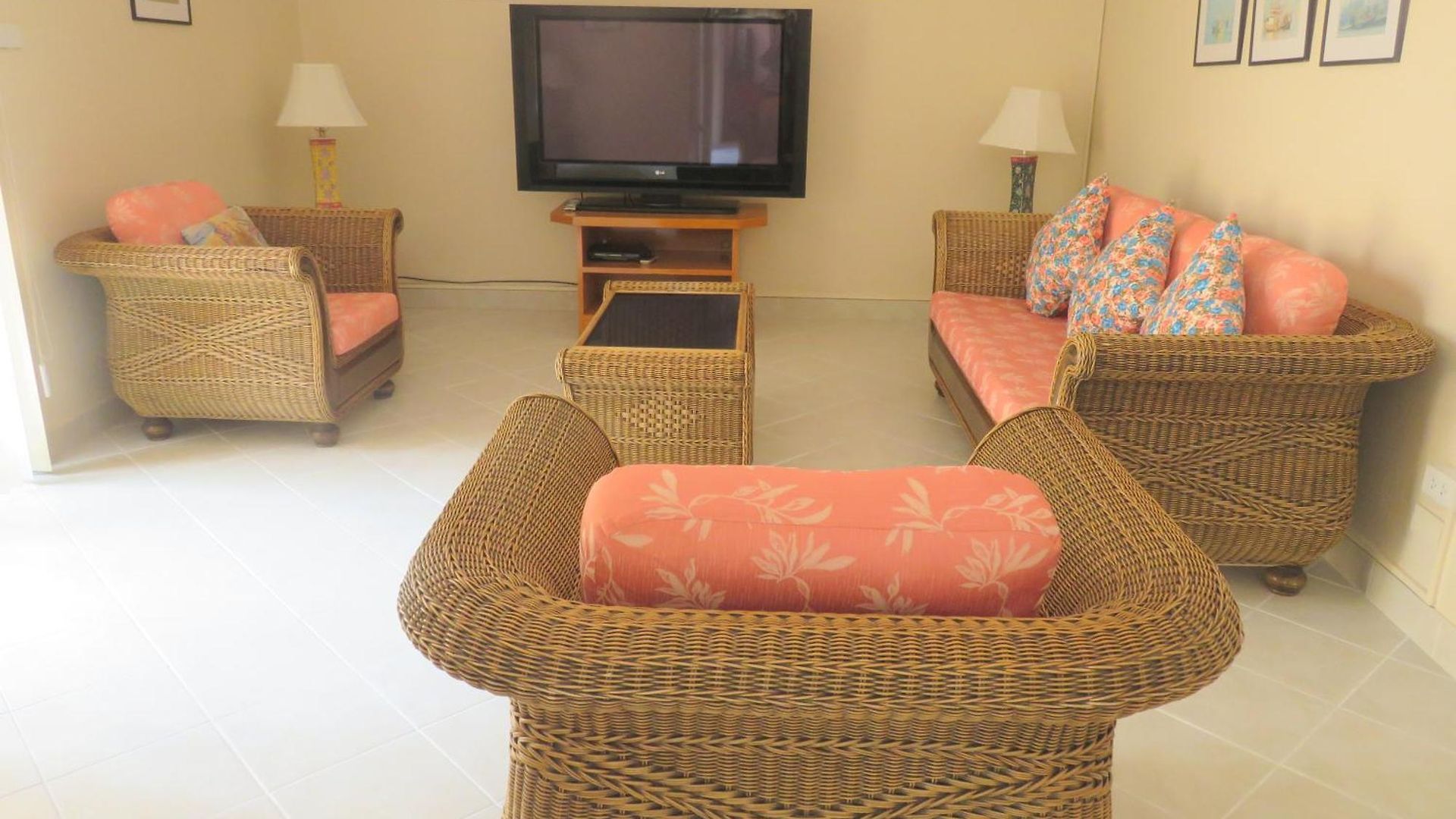 อพาร์ตโฮเทล Butterfly Garden Boutique Residences Apts And Villas, A Lifestyle Destination Ex Lg 1-3 Bedroom Units , Full Kitchen, 2 Full Bathrooms, Rain Shower, Bath, Free Bbq, Free Fast Fiber Optic Wifi, Staff 24-7
