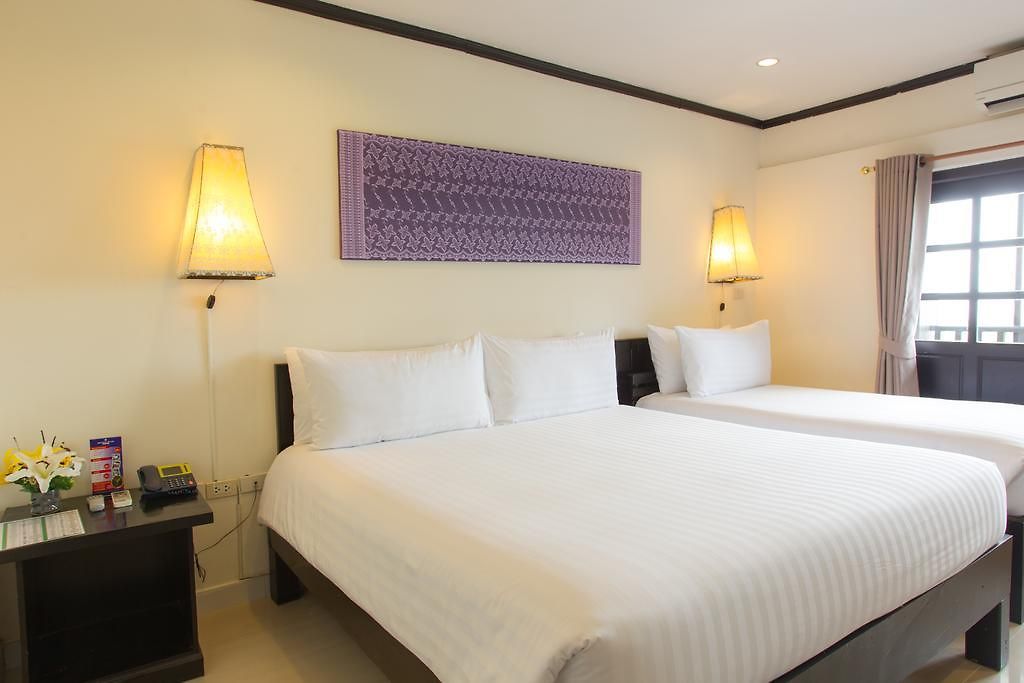 โกลเดนท์ทิวลิป เอสเซนเชียล พัทยา โรงแรม 3*