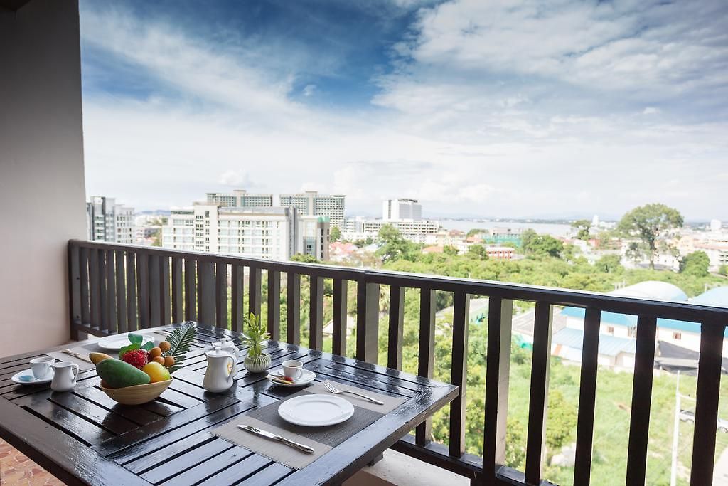 โกลเดนท์ทิวลิป เอสเซนเชียล พัทยา Pattaya