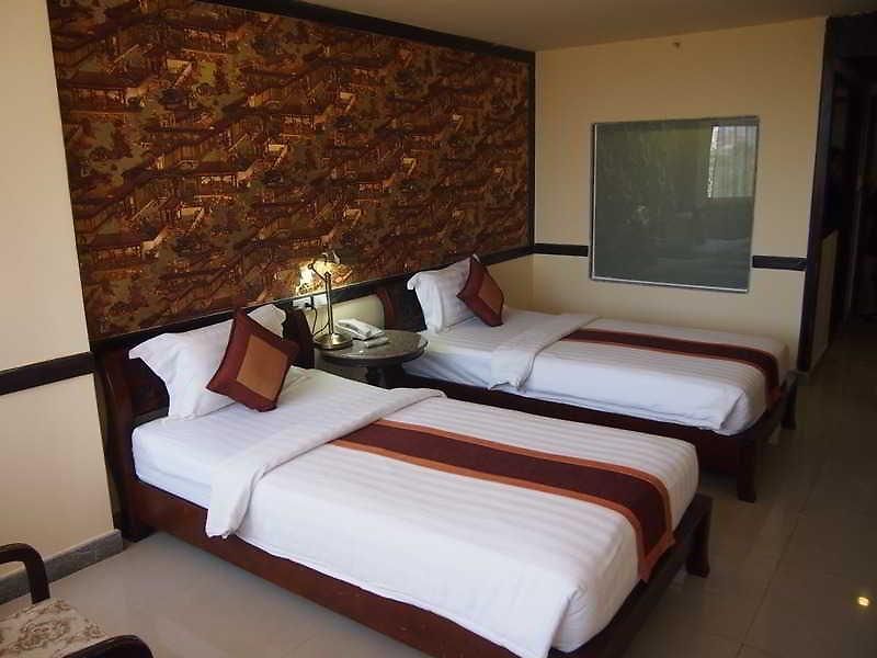 Jomtien Holiday โรงแรม