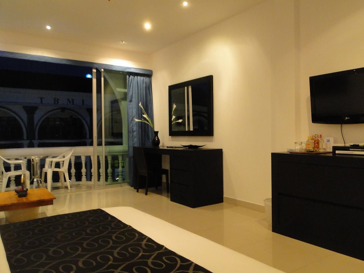 East โรงแรม