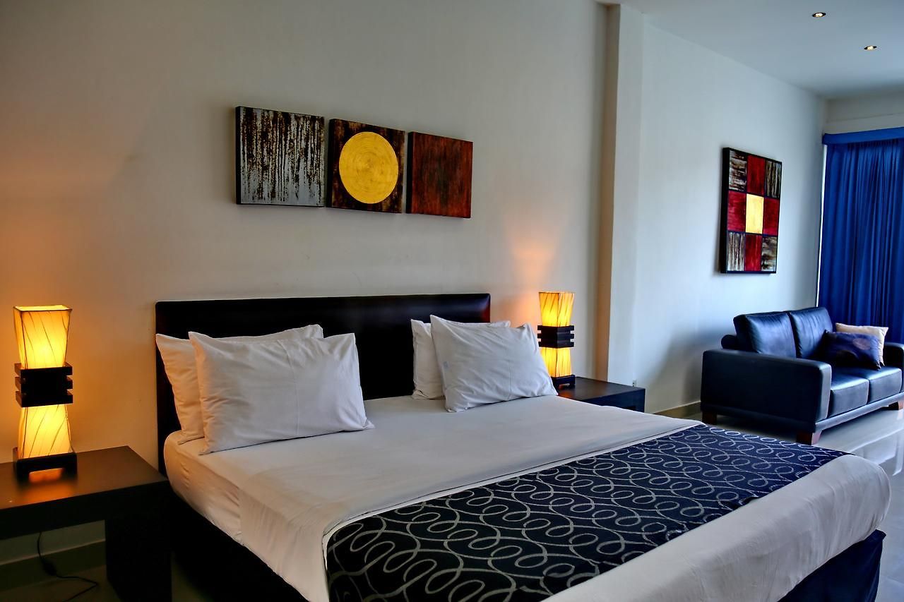 East โรงแรม