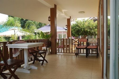 โรงแรม Baan Im Em 2*