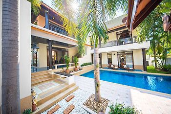Green Pool Hotel Pattaya