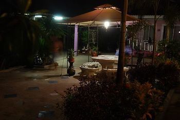 โรงแรม Baan Im Em 2*