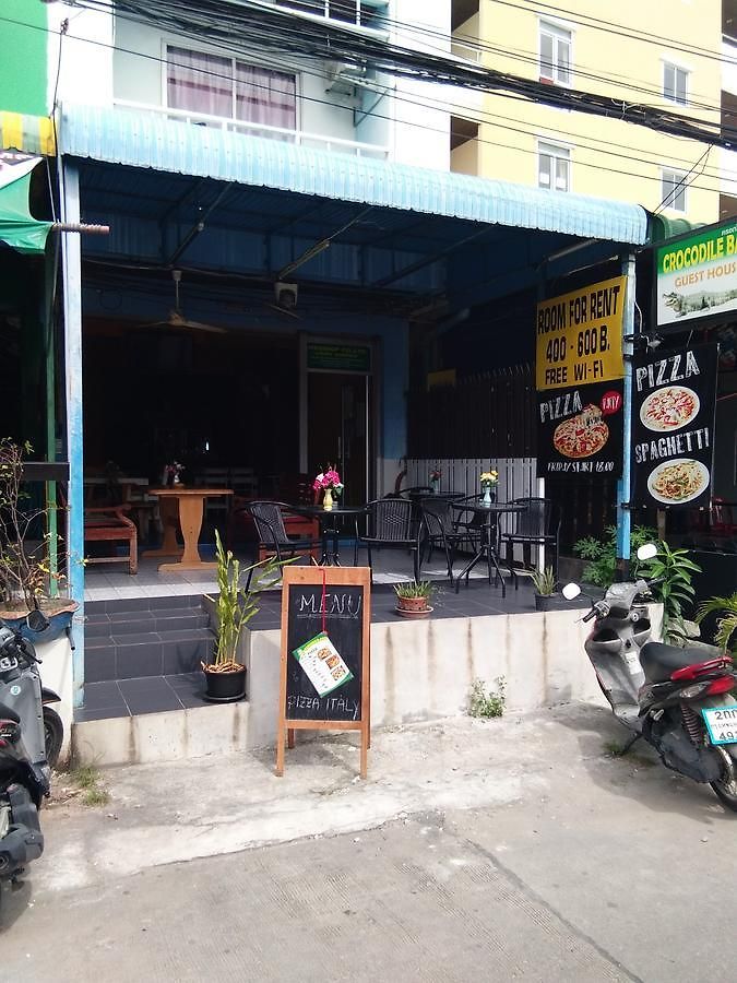 Crocodile Bar บ้านพัก *