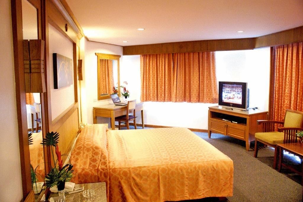 รายัล ทวินส์ พาเลซ โรงแรม 4*