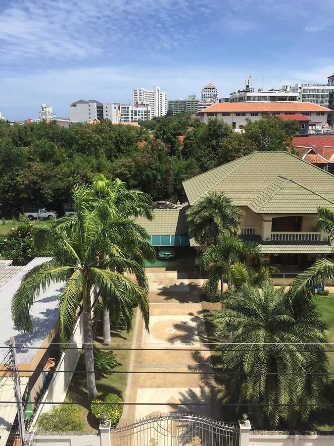 Victoria's Place And Restaurant โรงแรม Pattaya