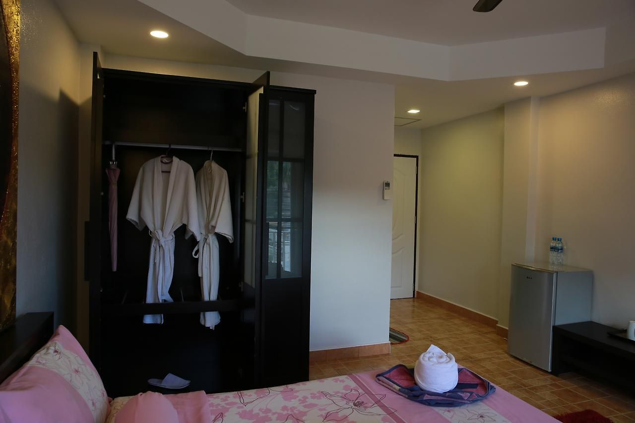 Victoria's Place And Restaurant โรงแรม Pattaya