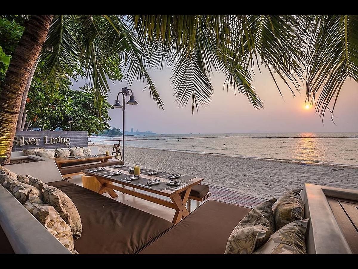 อพาร์ทเม้น The Palm Front