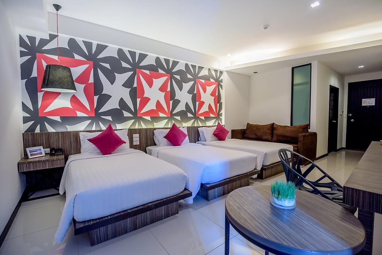 J โรงแรม