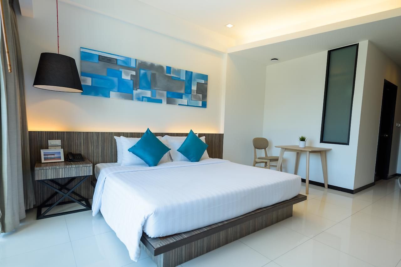 J โรงแรม 4*