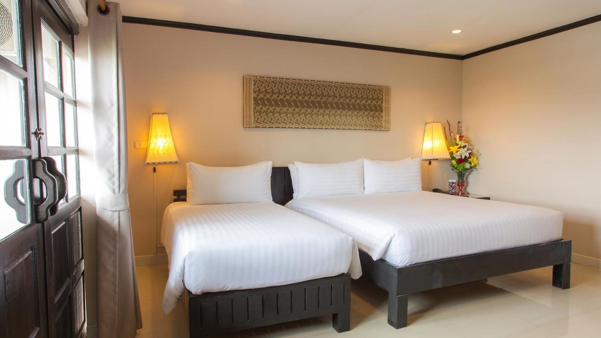 โกลเดนท์ทิวลิป เอสเซนเชียล พัทยา โรงแรม 3*