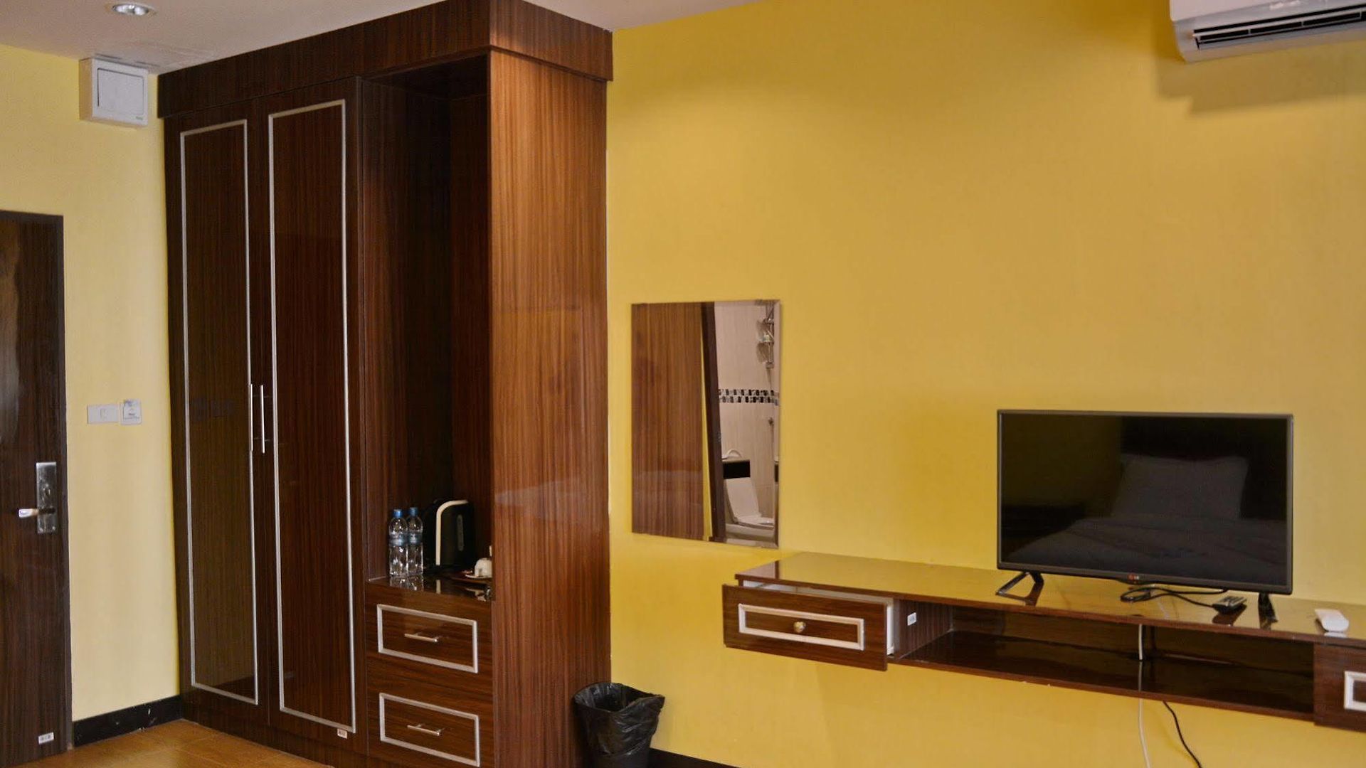 โรงแรม Taj Place Residency