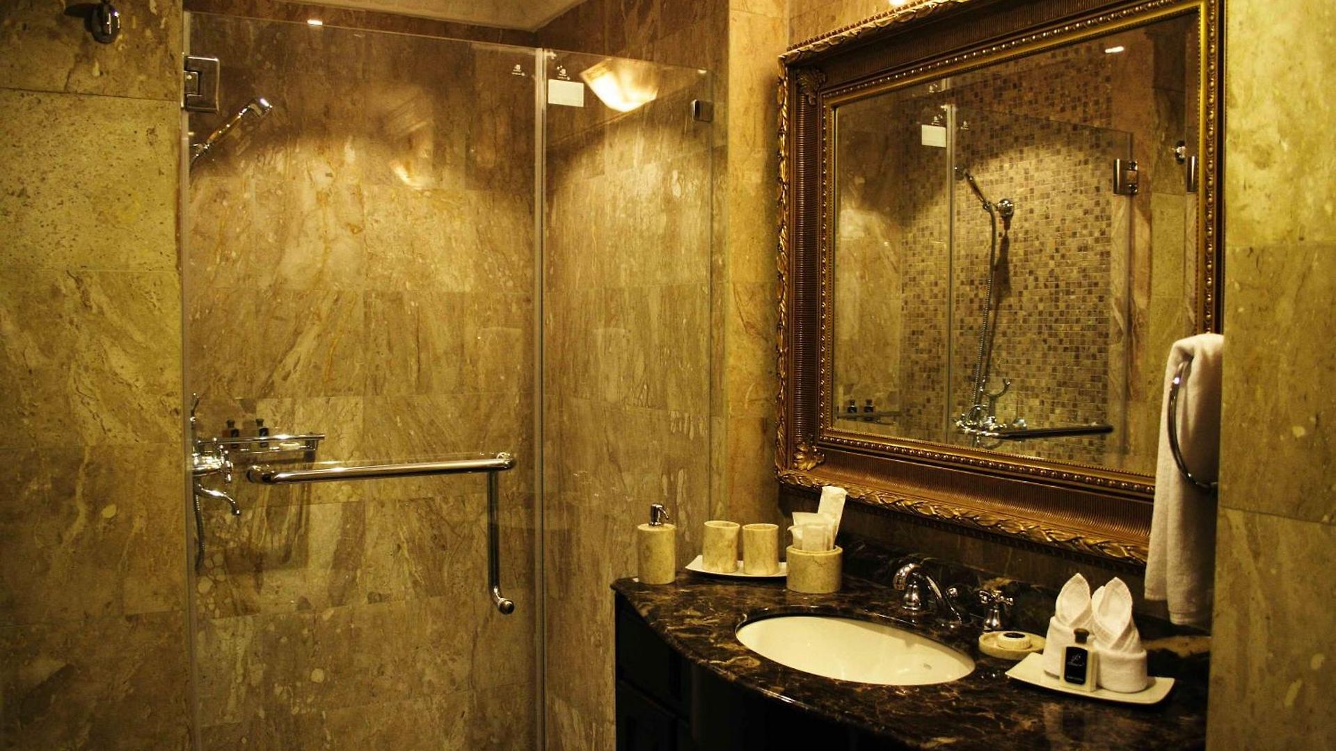 โรงแรม Four Seasons Place