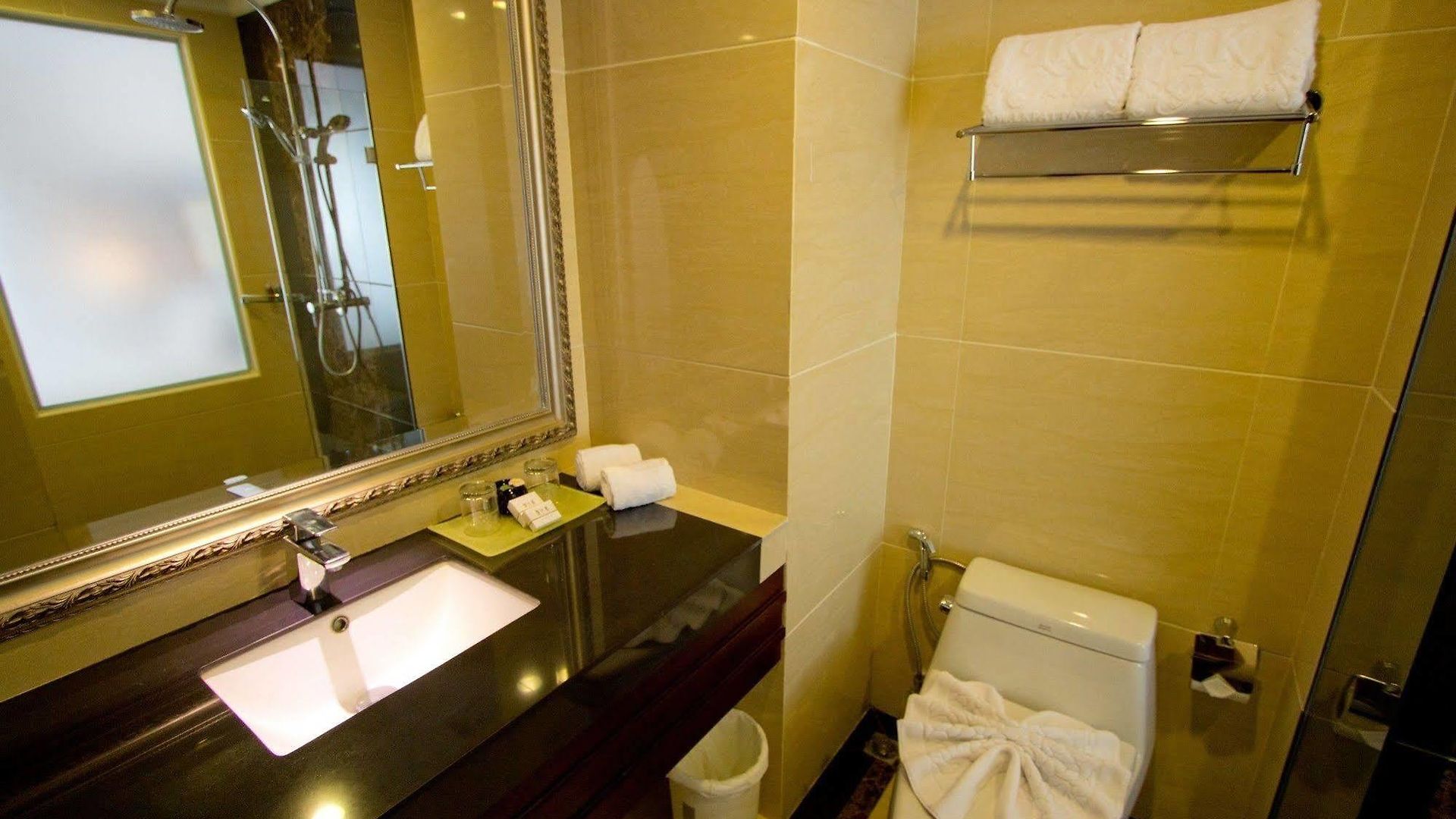 Lk Premier โรงแรม 3*