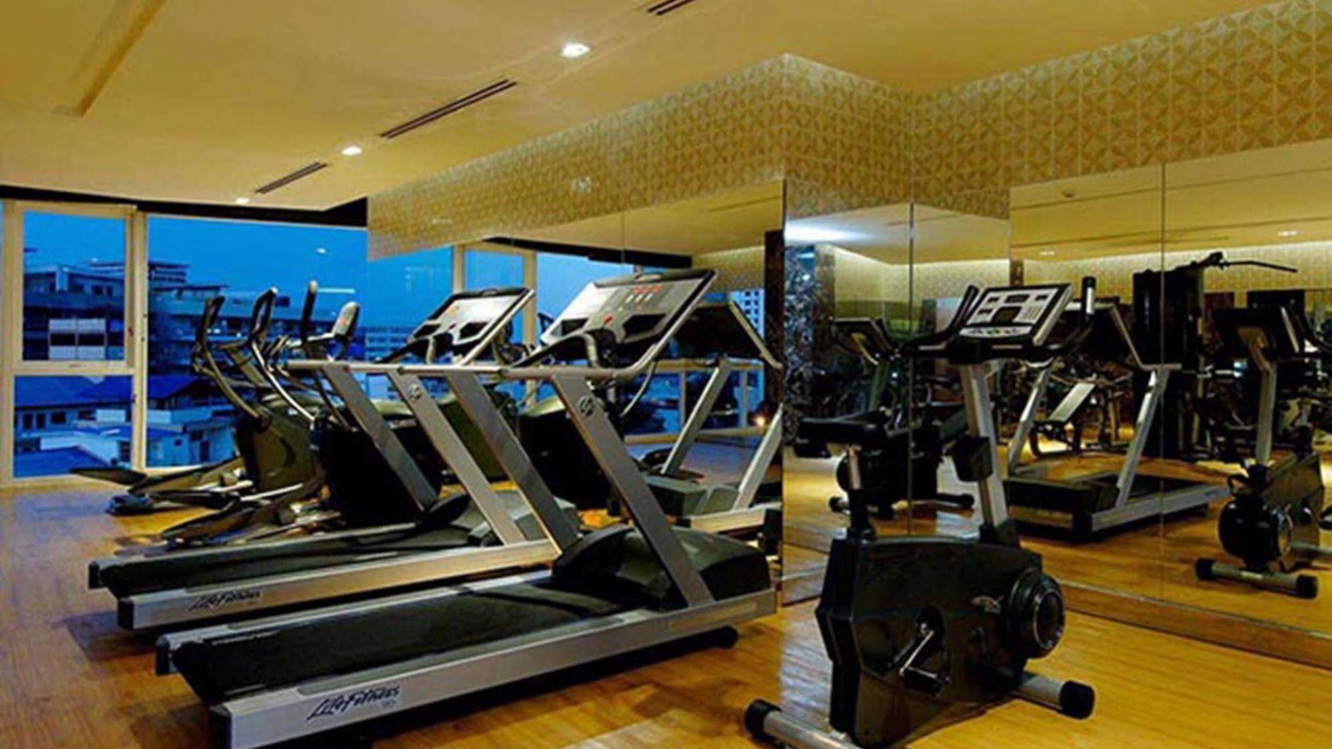 โรงแรม Centara Nova 4*